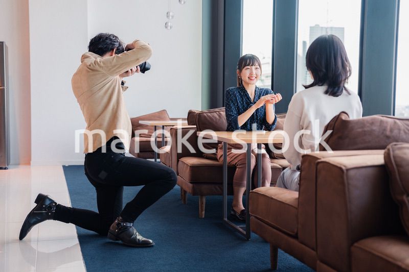 メディアのインタビュー取材を受ける若い女性