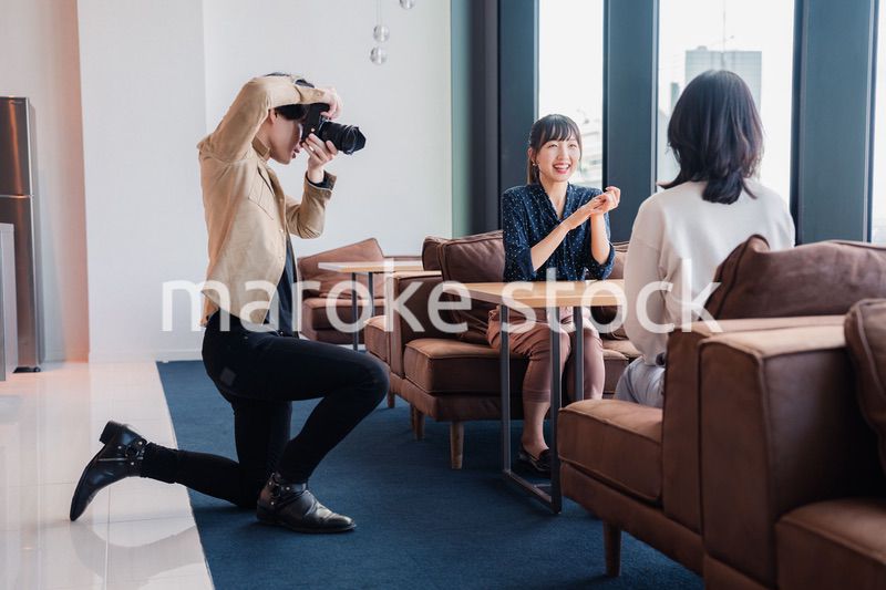 メディアのインタビュー取材を受ける若い女性