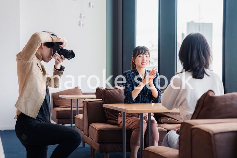 メディアのインタビュー取材を受ける若い女性