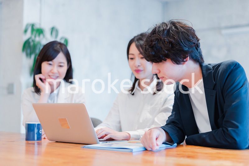 アイデアの創出をする若手のビジネスパーソン