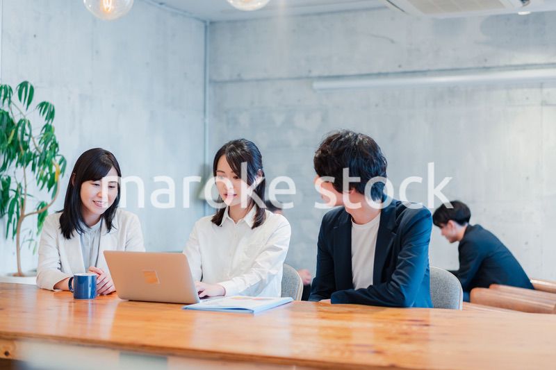 明るいオフィスに勤務をするビジネスパーソン