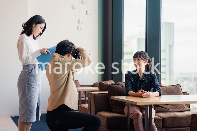 広告写真の撮影をするフォトグラファー