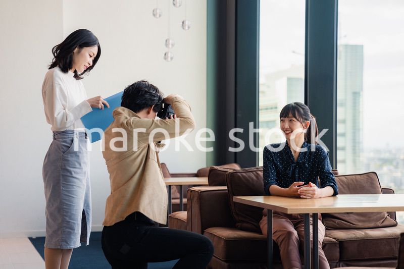 広告写真の撮影をするフォトグラファー