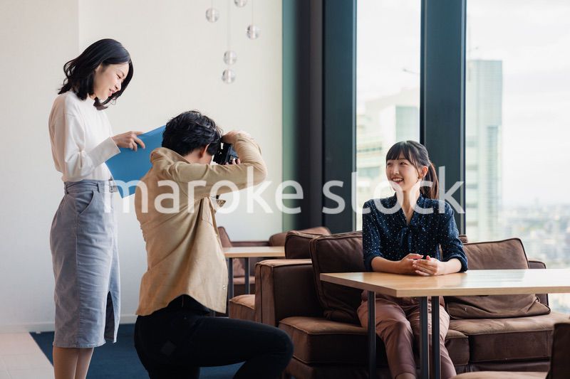 広告写真の撮影をするフォトグラファー