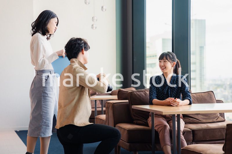 広告写真の撮影をするフォトグラファー