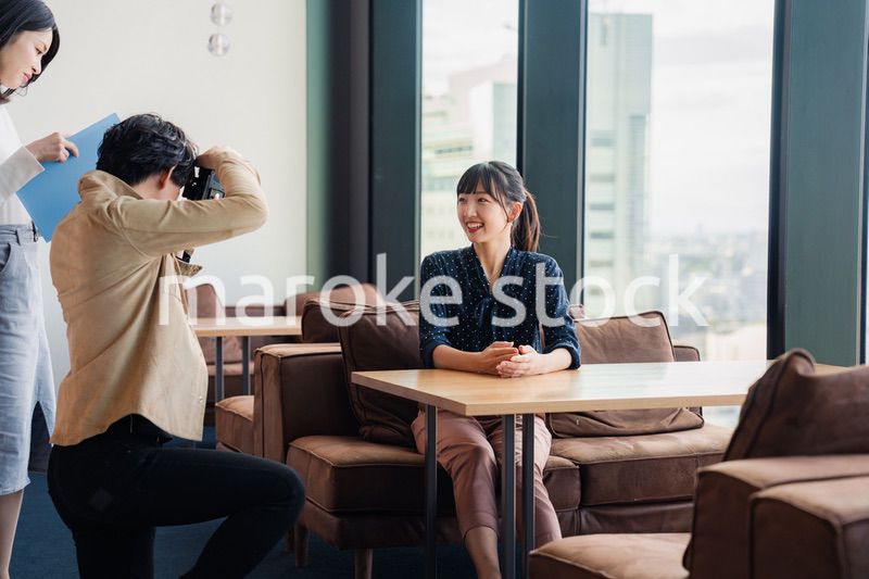 広告写真の撮影をするフォトグラファー