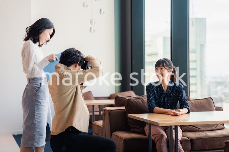 広告写真の撮影をするフォトグラファー