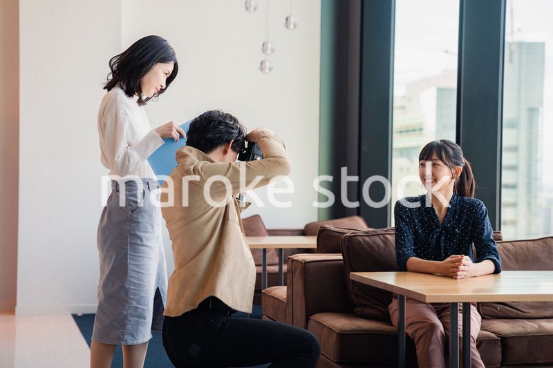 広告写真の撮影をするフォトグラファー