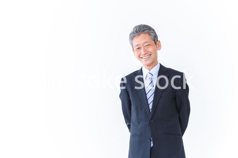 スーツを着て笑顔を見せるビジネスマン