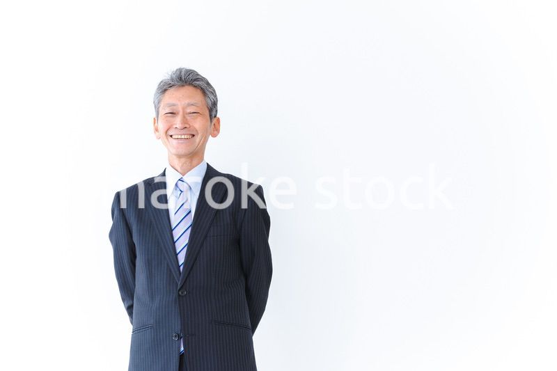 スーツを着て笑顔を見せるビジネスマン