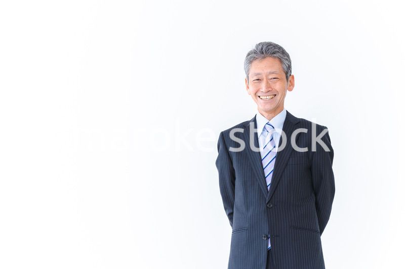 スーツを着て笑顔を見せるビジネスマン