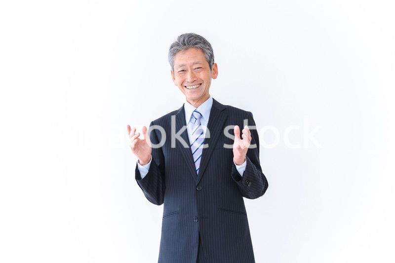 笑顔で意見を主張する経営者の男性