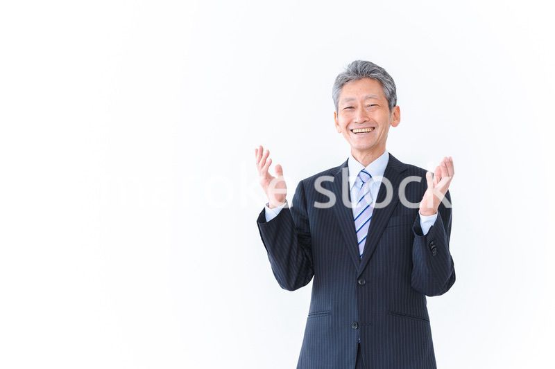 笑顔で意見を主張する経営者の男性