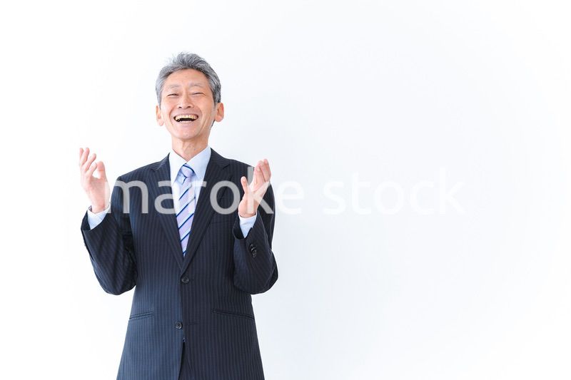 笑顔で意見を主張する経営者の男性