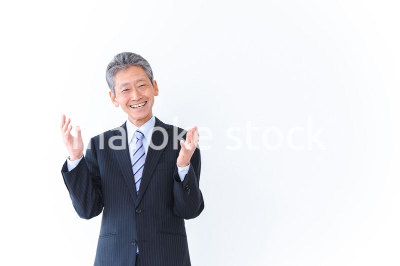 笑顔で意見を主張する経営者の男性