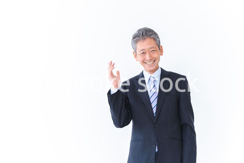 笑顔で意見を主張する経営者の男性