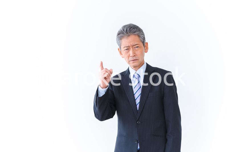不正を指摘するビジネスマン
