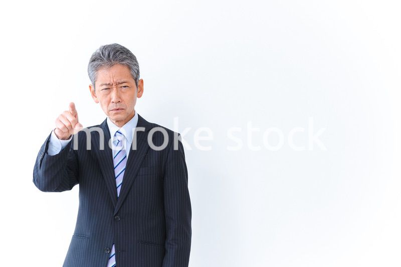 不正を指摘するビジネスマン