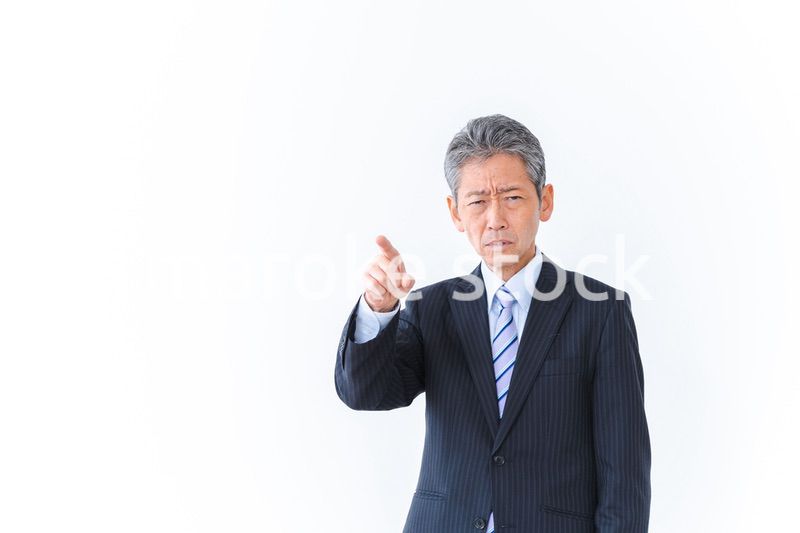 不正を指摘するビジネスマン