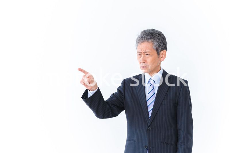不正を指摘するビジネスマン