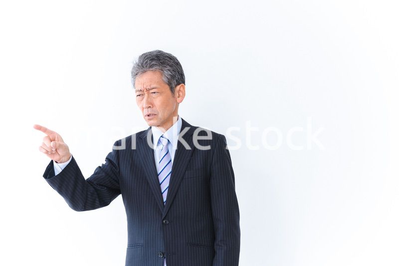 不正を指摘するビジネスマン
