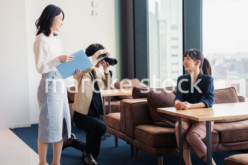 広告写真の撮影をするフォトグラファー