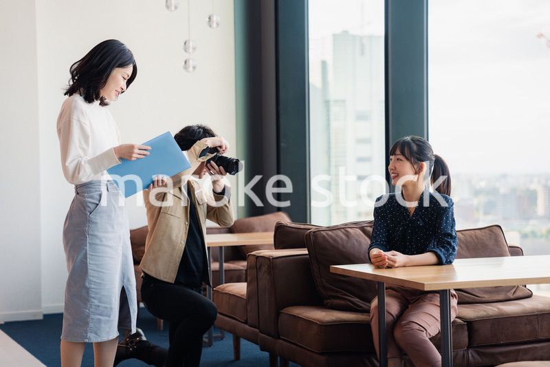 広告写真の撮影をするフォトグラファー