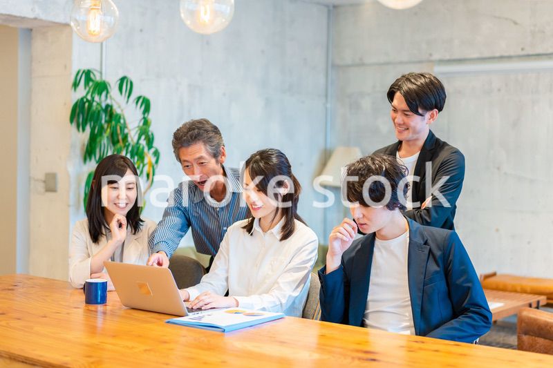 笑顔でミーティングをするビジネスパーソン