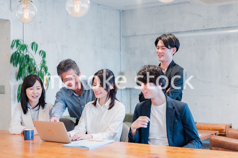 笑顔でミーティングをするビジネスパーソン