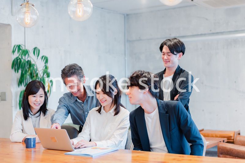 笑顔でミーティングをするビジネスパーソン