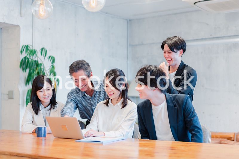 笑顔でミーティングをするビジネスパーソン