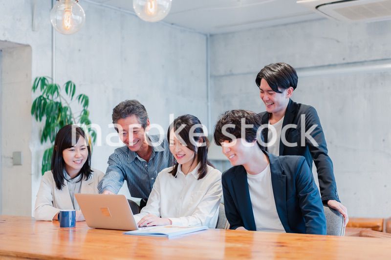 笑顔でミーティングをするビジネスパーソン