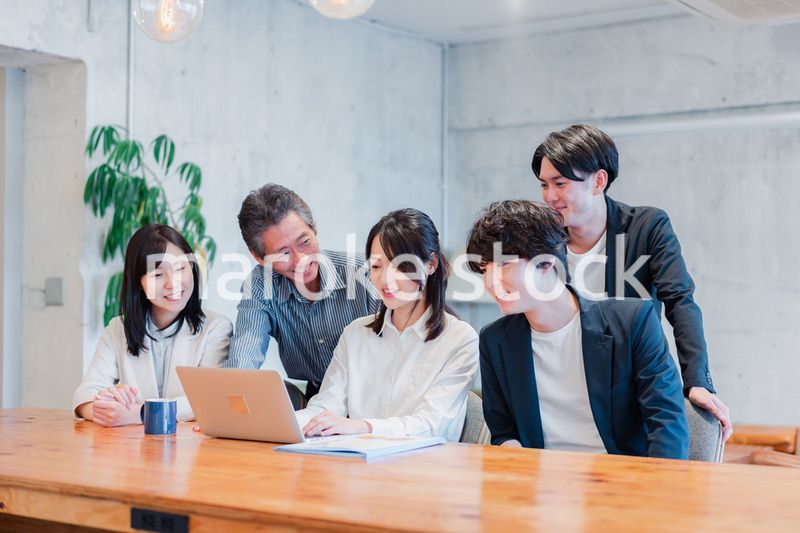 笑顔でミーティングをするビジネスパーソン