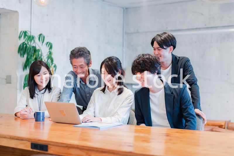 笑顔でミーティングをするビジネスパーソン