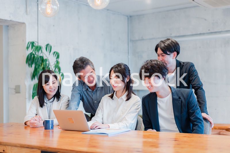 笑顔でミーティングをするビジネスパーソン