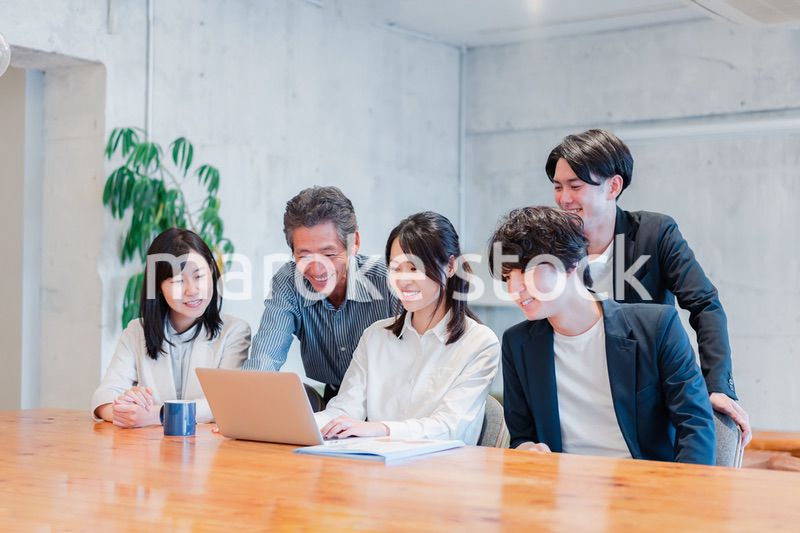 笑顔でミーティングをするビジネスパーソン