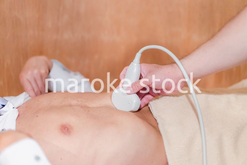 超音波検査を受診する高齢の男性