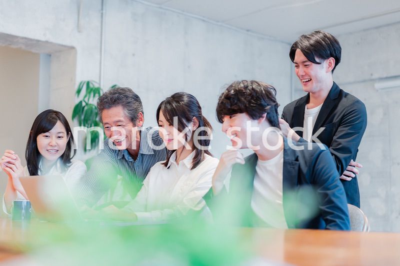 笑顔でミーティングをするビジネスパーソン