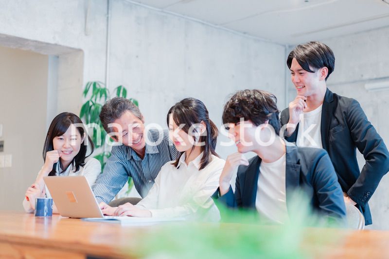 笑顔でミーティングをするビジネスパーソン