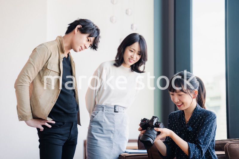 カメラを持って話す若い女性