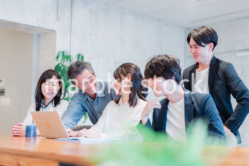 笑顔でミーティングをするビジネスパーソン