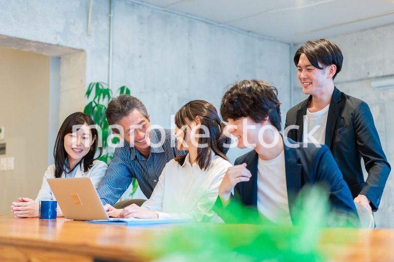 笑顔でミーティングをするビジネスパーソン