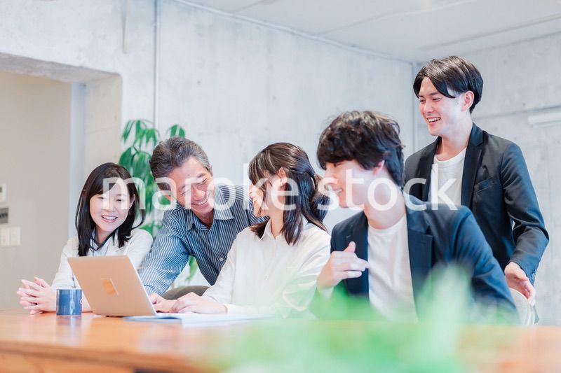 笑顔でミーティングをするビジネスパーソン