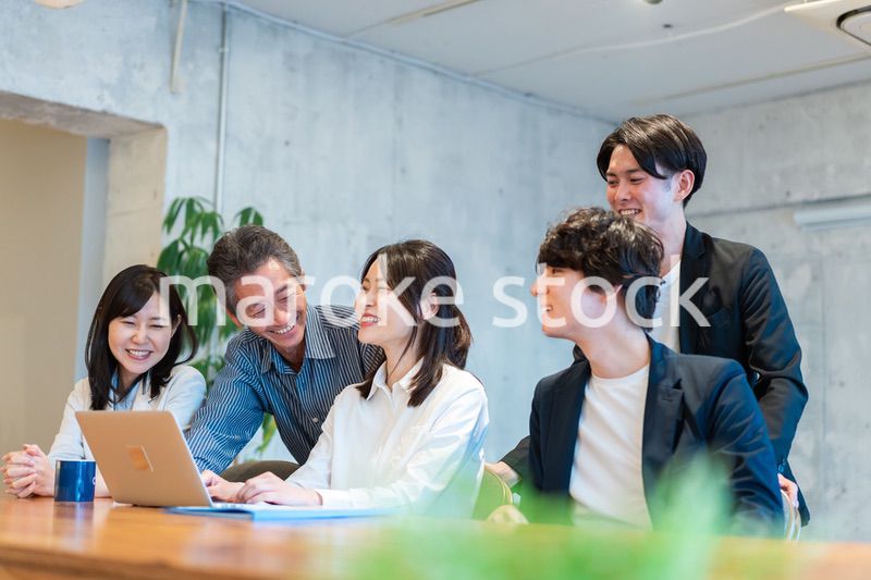 笑顔でミーティングをするビジネスパーソン