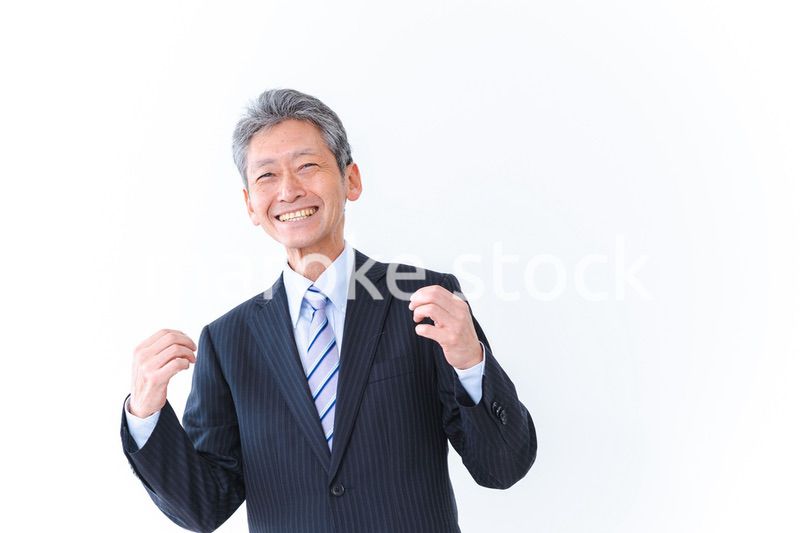 笑顔で意見を主張する経営者の男性