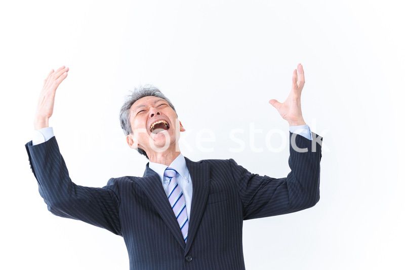 大爆笑をするビジネスマン