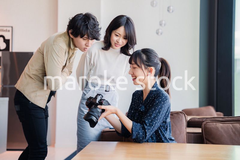 カメラを持って話す若い女性