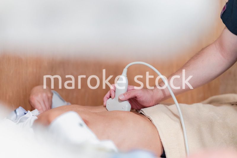 超音波検査を受診する高齢の男性