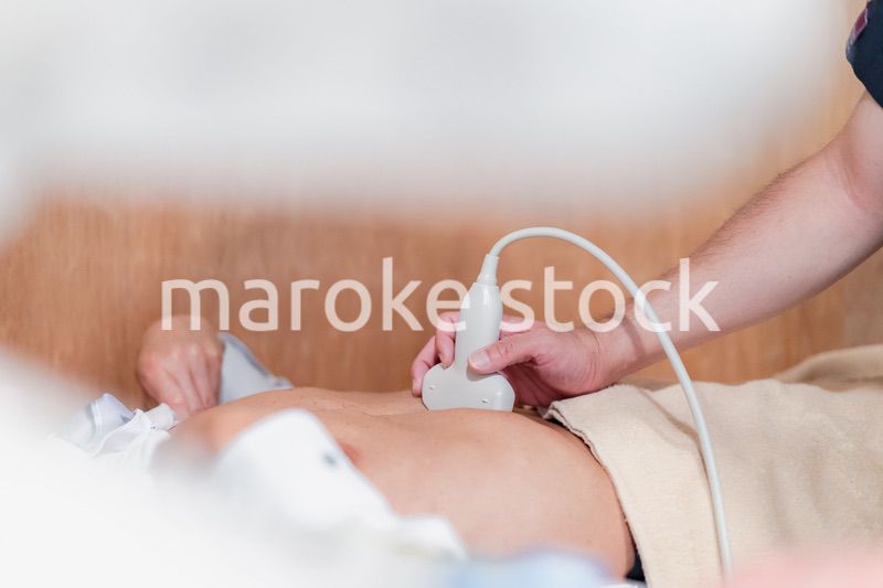 超音波検査を受診する高齢の男性