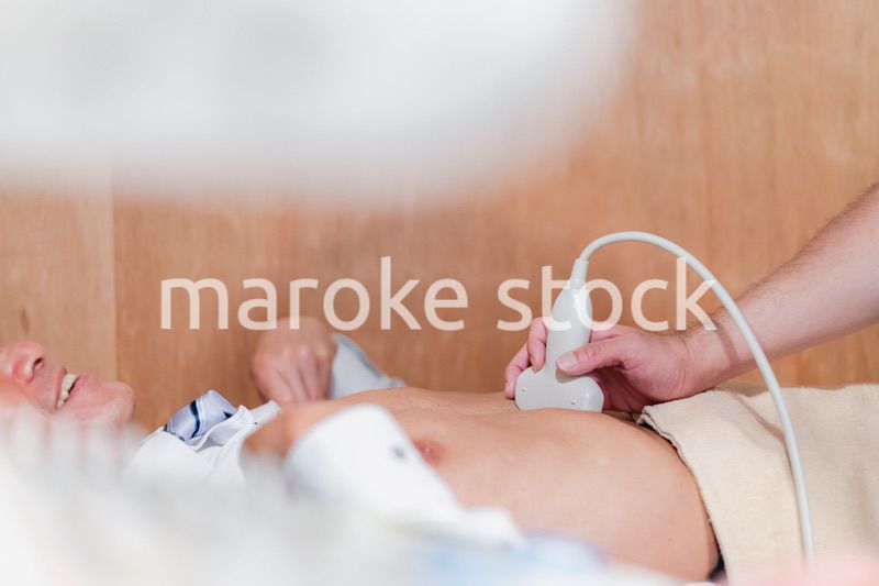 超音波検査を受診する高齢の男性